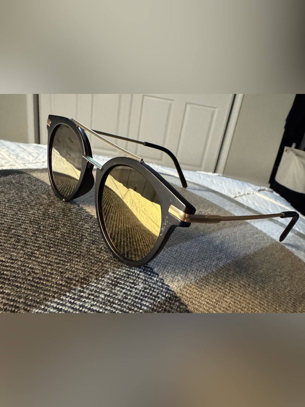 Unisex Black Frame Sunglasses with Gold Accents - Classic Round Style